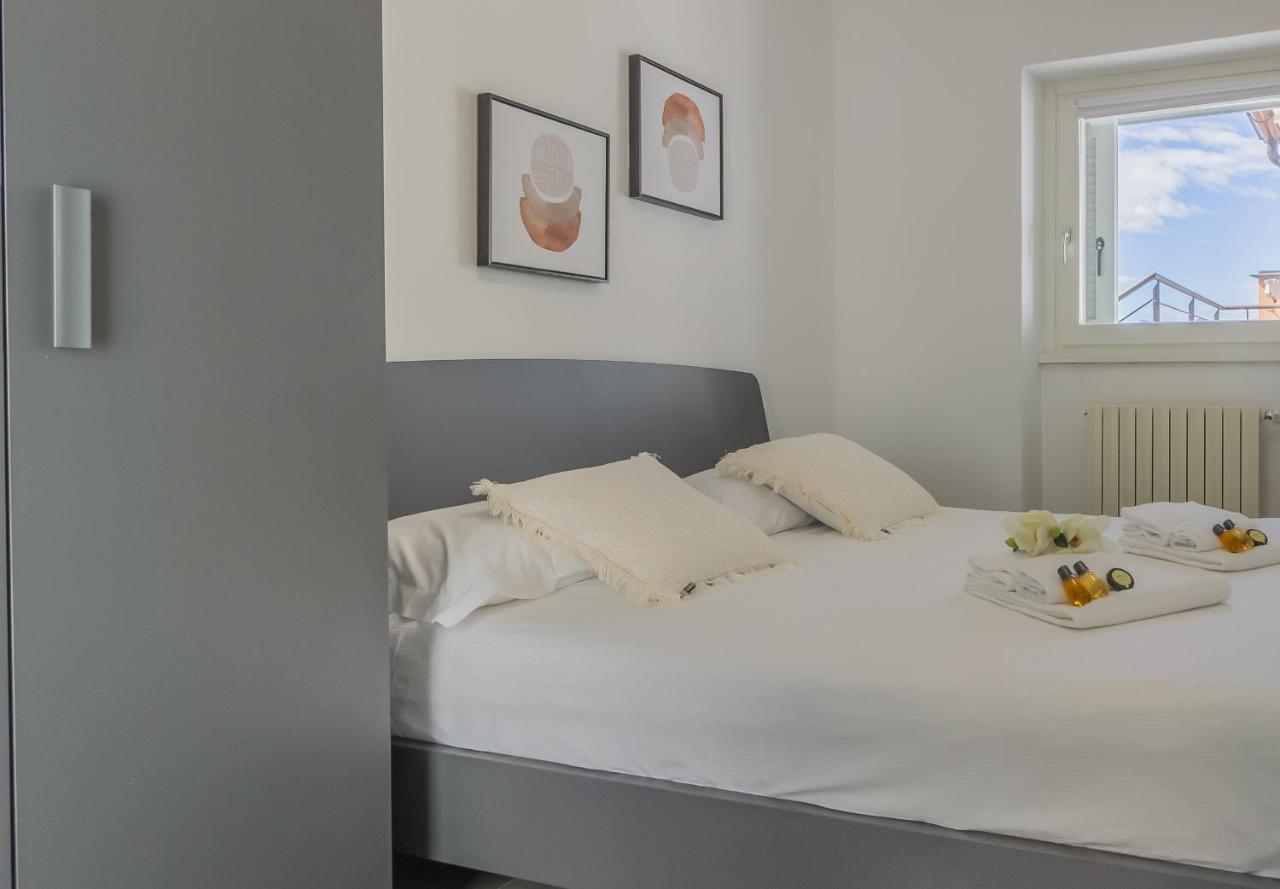La Terrazza Di Marta Apartment วาเรนนา ภายนอก รูปภาพ