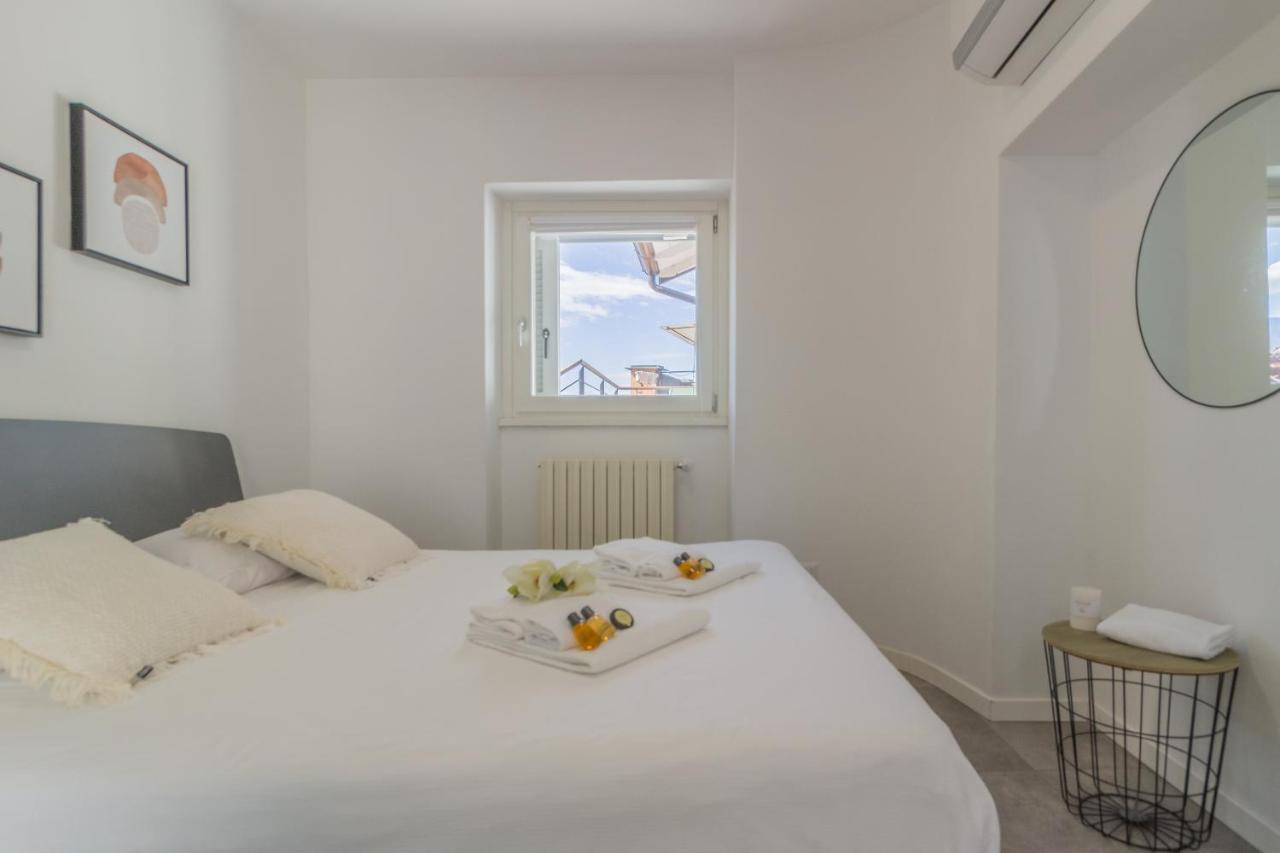 La Terrazza Di Marta Apartment วาเรนนา ภายนอก รูปภาพ